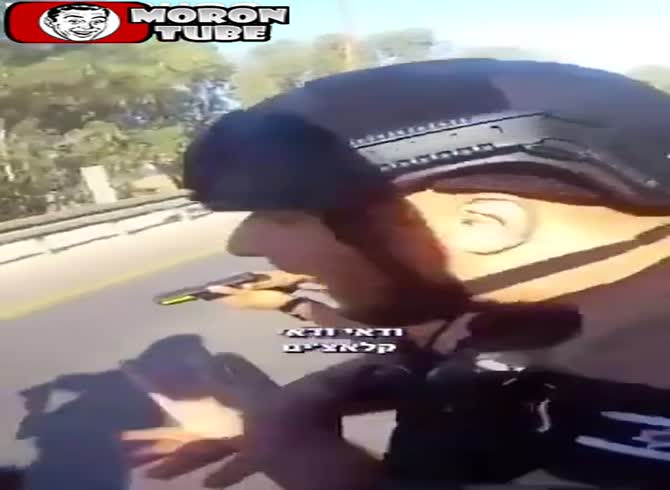 Video :An Israeli police officer rides a motorbike after and shoots Hamas militants
